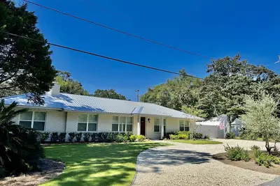 Image de Brand New! One Level! 4 Bedrms- 3 King Beds! ! Shoppes & Dining - 7 Min to Beach!