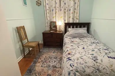 A cosy garden cottage, just 400m to the surf beach.