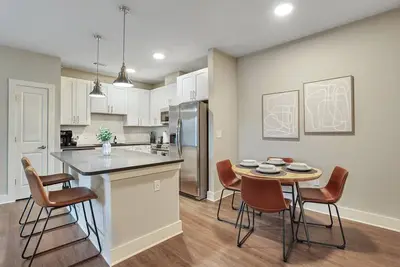 Image de Lake Views! Resort Pool! Game-Room! Free Parking! 8 Min to Savannah! Gym!