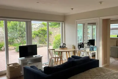 Image de Studio Élégant avec Piscine Tranquille – Emplacement Central Idéal! 🌿✨