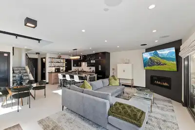 Image de Stunning Ski In Ski Out Modern Mountain Townhouse - Community Amenities: Pickleball, Tennis, Basketball & Spa Hot Tub! Beautifully Updated 3 Bedroom 3. 5 Bathroom w/ Outdoor Patio & Firepit! Gated Community! 50 Yards From Bear Mountain with Slop Acces