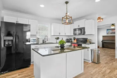 Image de Close To It All w/ Hot Tub- Greenville, Sc