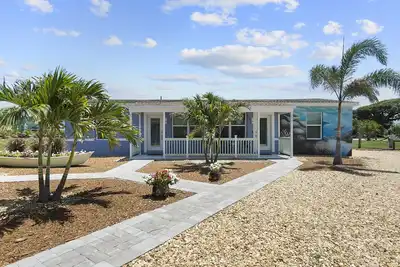 Image de 209 Turtle | 1 Block to Beach | Downtown!