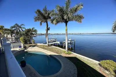 Image de Beautiful Waterfront Home w/private pool and boat dock!
