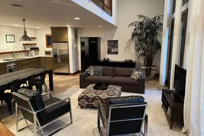 Image de Stunning and private mid-century modern inspired cottage nestled in the woods.