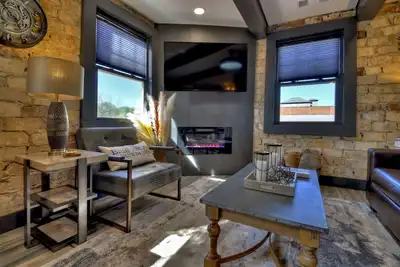 Image de Luxury suite in Dt Blue Ridge - Modern Industrial loft  @ The Penthouses on Main