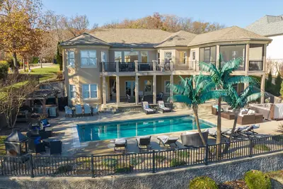 Image de Lake of the Ozarks Home with Private Heated Pool and Hot Tub! Main Channel view!