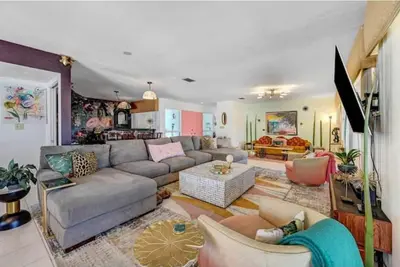 Image de No. 162 - Eclectic designer Mcm canal-front home blocks from beach, sun, and fun!