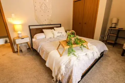 Image de Cozy and welcoming Waterfront Boho Retreat -Central location