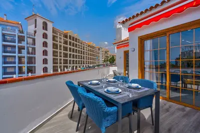 Image de luxuriously renovated 2 bedroom, 2 bathroom, hugh terrace, heated pool and Wifi