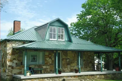 Image de The Stone House/hot tub is within easy access to New River Gorge National Park.