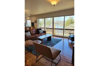 Image de Come for the lake stay for the experience!