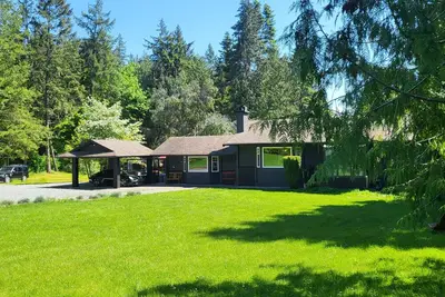 Image de Family Lakehouse on Elk Lake, 2 acre private estate, Sleeps 10, Bbq, Pets Ok!