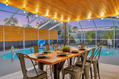 Image de Tropical Poolside Escape- Short Drive to Beach