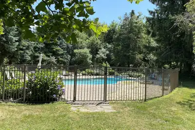 Image de Relaxation Awaits-Fully renovated home heated pool, private manicured  grounds.
