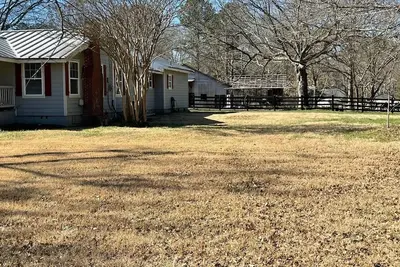 Image de County Feel easy access to Truist Park\/Lakepoint. Big yard with outdoor fire