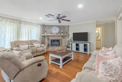 Image de Pool table, ample patio, bbq and located in a central neighborhood.