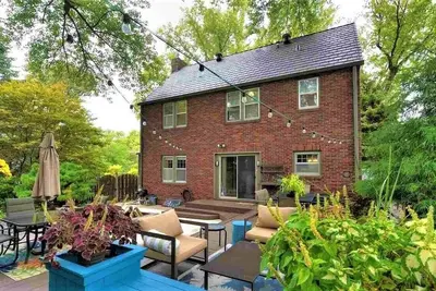 Peaceful Hillside Retreat, Firepit & Spacious Yard!
