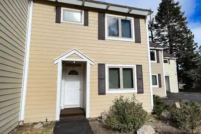 Image de Lakeview Villas #28 (3-Bedroom Condo) by RedAwning
