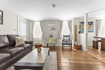 Image de Charming Historic Schoolhouse on Mystic River