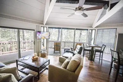 Image de Elegant Treetop Escape in Big Canoe, close to all amenities. Pet friendly!