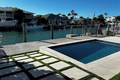 Image de Fun in the Sun! Private pool, 37' dock and Cabana Club!