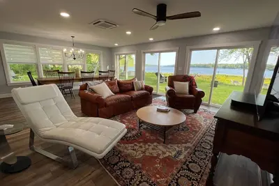 Image de New & Modern, Lakeside Home