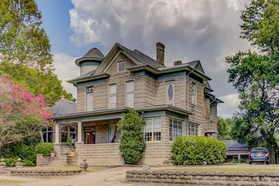 Image de Victorian home with four bedrooms and four and one half bathrooms.