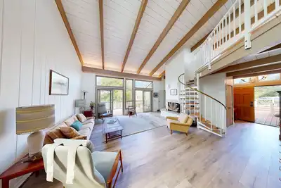 Image de 6 acre Mid-century style family estate w\/private orchard and valley views.