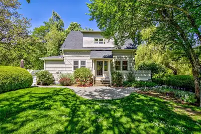 Image de Modern Farmhouse with hot tub, spacious deck on 2 acres!