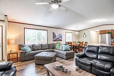 Image de Across from the beach and in downtown Sylvan Lake