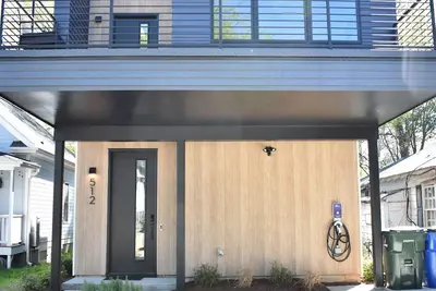 Image de Modern Home, Convenient location to downtown Raleigh.