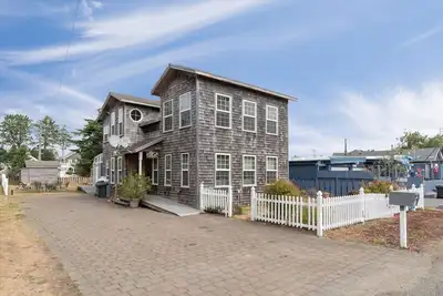 Image de 30 Night Minimum, near beach, Pets, yard w/play set (AllInn)