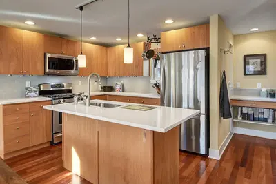 Image de West Seattle townhouse in the heart of Alaska Junction