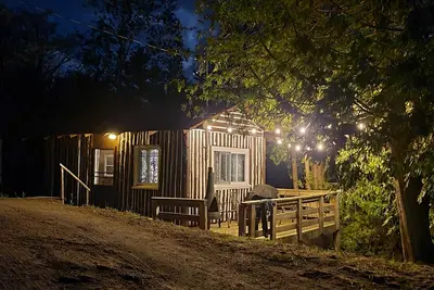 Image de Waterfront Log Cabin at the shores of Mosque Lake!