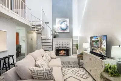 Image de Luxury Townhome w/ Loft Workspace and Coffee Bar!