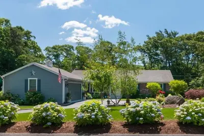 Image de Meticulously updated with a contemporary flair this property is sweet perfection