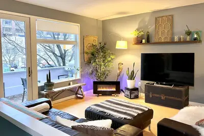 Image de Spacious, Stylish and right in the middle of everything awesome.