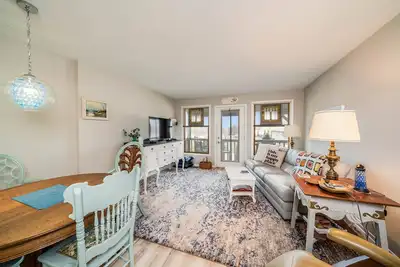 Image de Cozy Renovated Condo - Walk to Town & Beach!