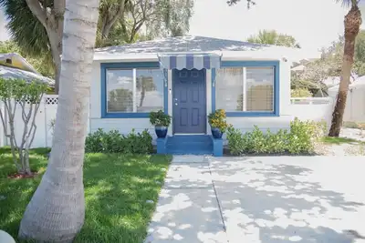 Image de Two bedroom coach house with private deck and parking. Close to the beach!