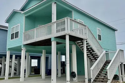 Image de Newly built cottage with pool. Just minutes to the beach!