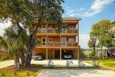 Image de Custom home on the Intracoastal with water views, pool, dock, & decks