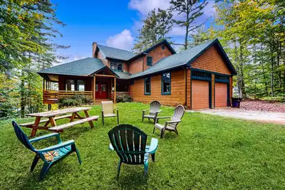 Image de Sensational lakefront retreat with private beach, firepit, wood fireplace, & W\/D
