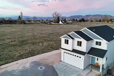 Image de Bear Lake Monster House; w/Free Beach & Pool Access, Fire Pit, Arcades, Foosball