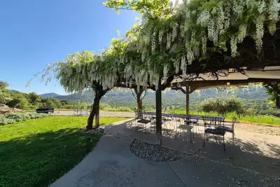 Image de 13-Acres Fairytale Sunset Villa with Hot Tub, Firepit, Bbq, Ev Charger