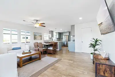 Image de 1. 5 miles the beach. Walk to the Pier! Parking and private backyard. Game room