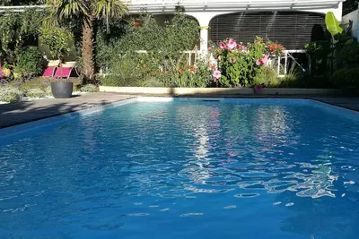 Image de 30mn des plages, grande maison 8 p avec patio andalou et piscine privée.