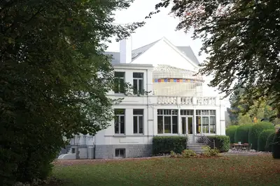 Image de Villa spacieuse avec 6 chambres magnifiquement décorées dans un parc de 80 ares