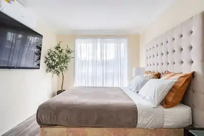 Image de Cheerful 4 bedroom home with parking on premises