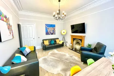 Image de Striking 3 Bed Near Arthur's Seat. Newly Reno'd